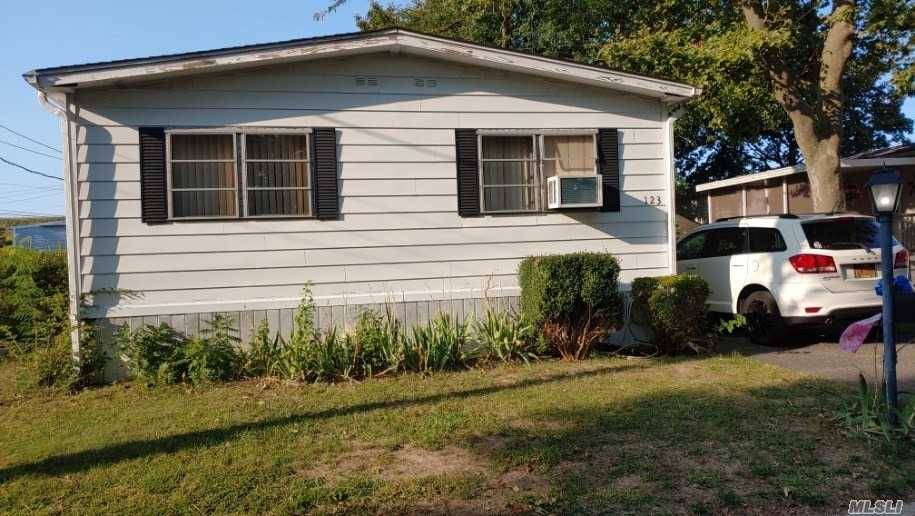 MUST BE CASH DEAL. Purchasers need to get approved by Management Company 631 589 9130 prior to apptooinment and fee applies.