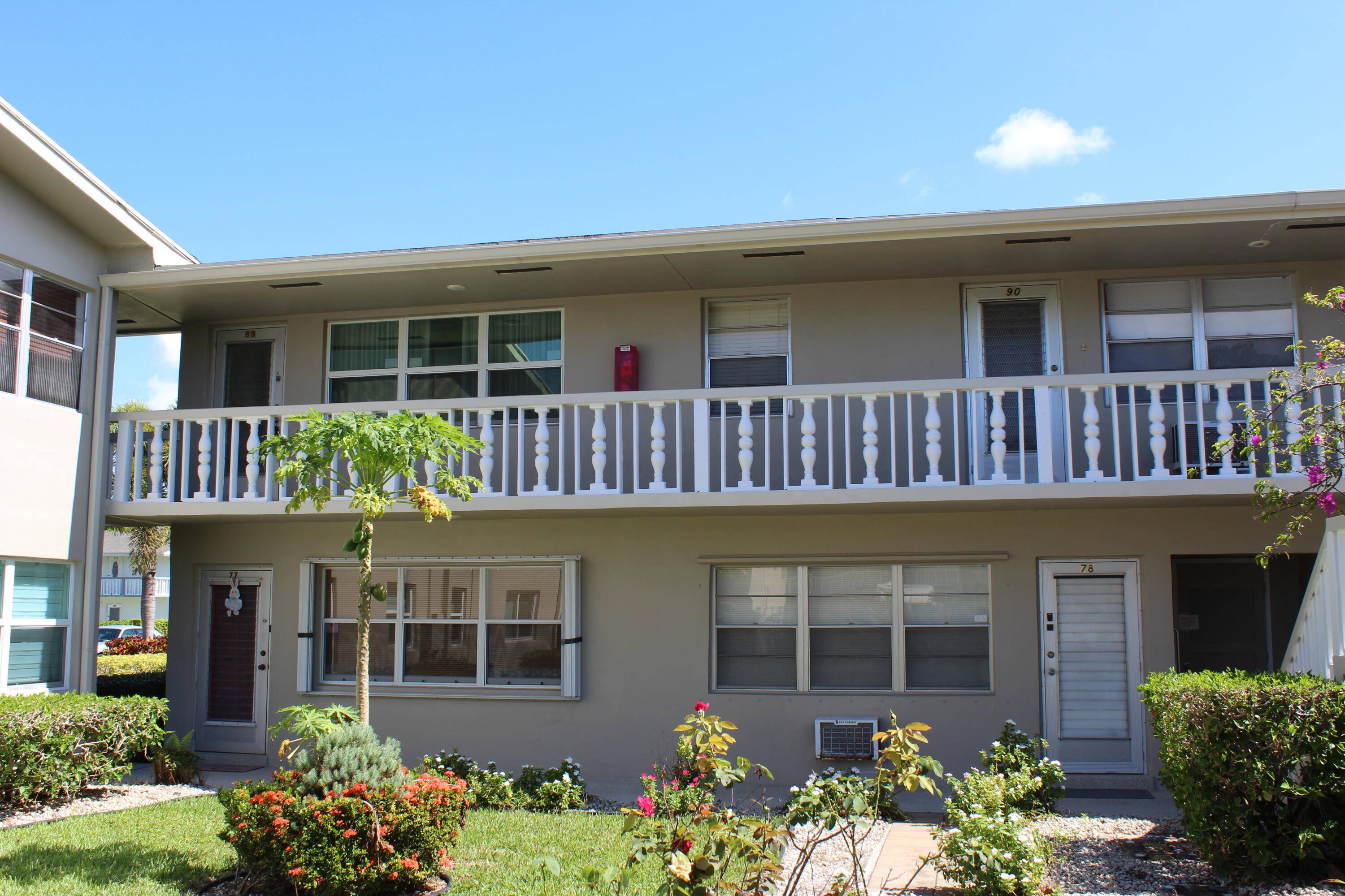 1 bedroom, 1. 5 bathroom end unit condo is ready for you !