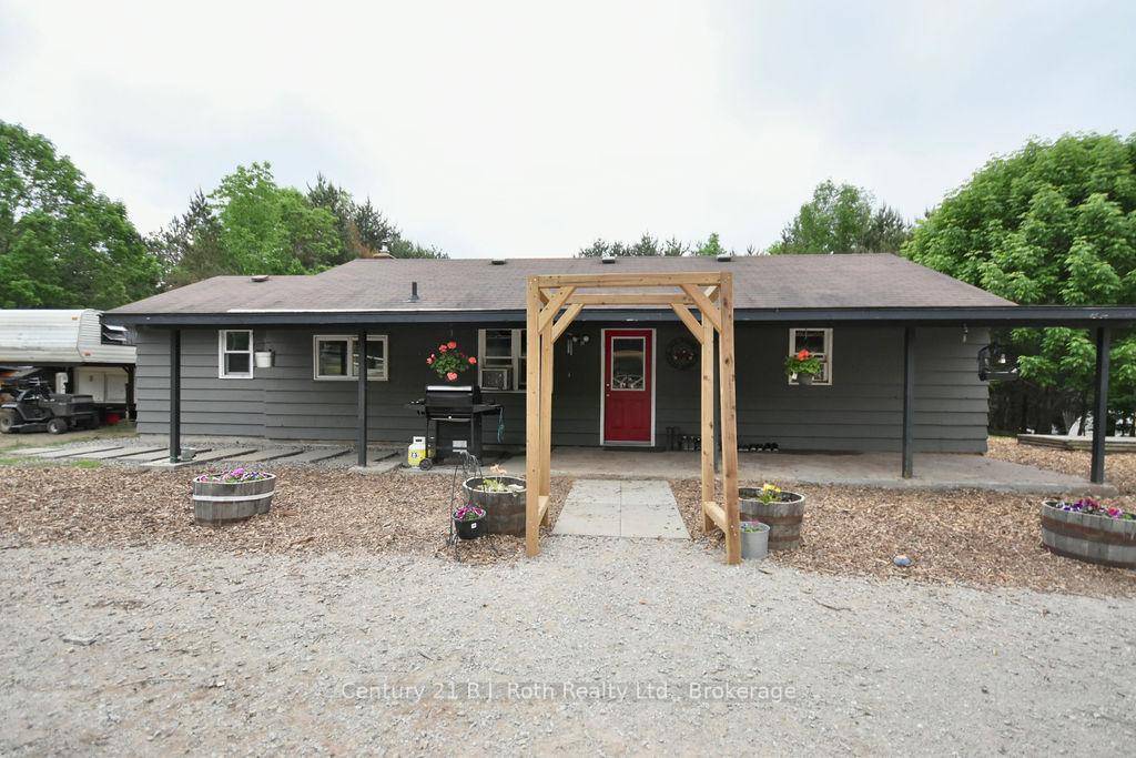 Welcome to 2286 Flos Road Ten in Springwater.