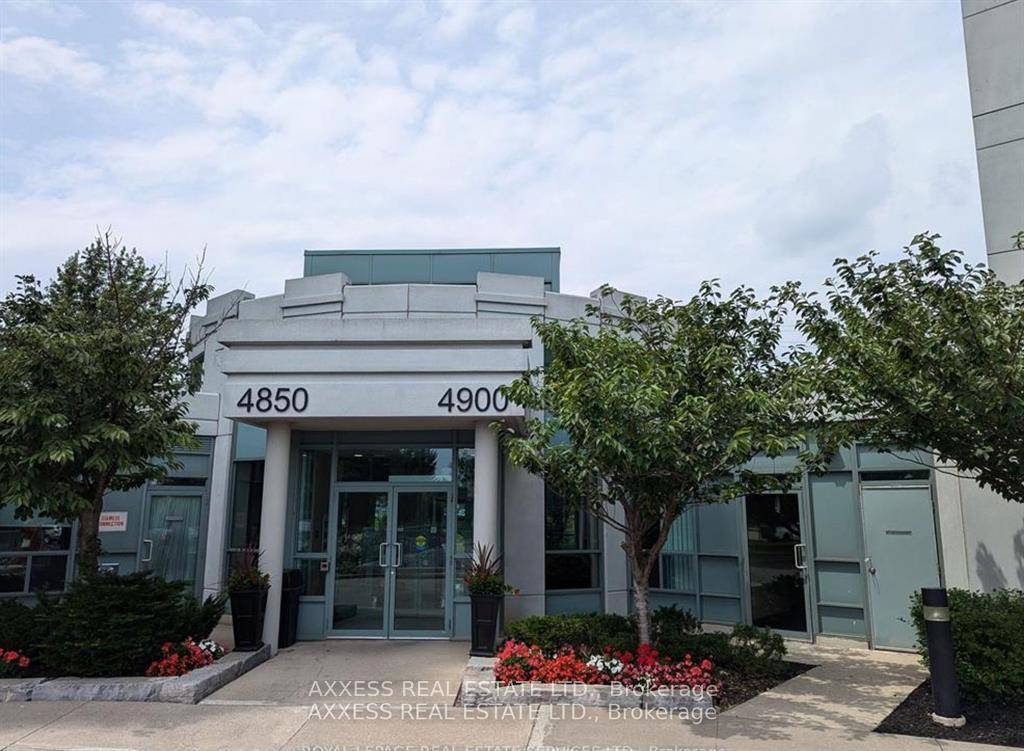 Welcome to this amazing condo 920 Sq.
