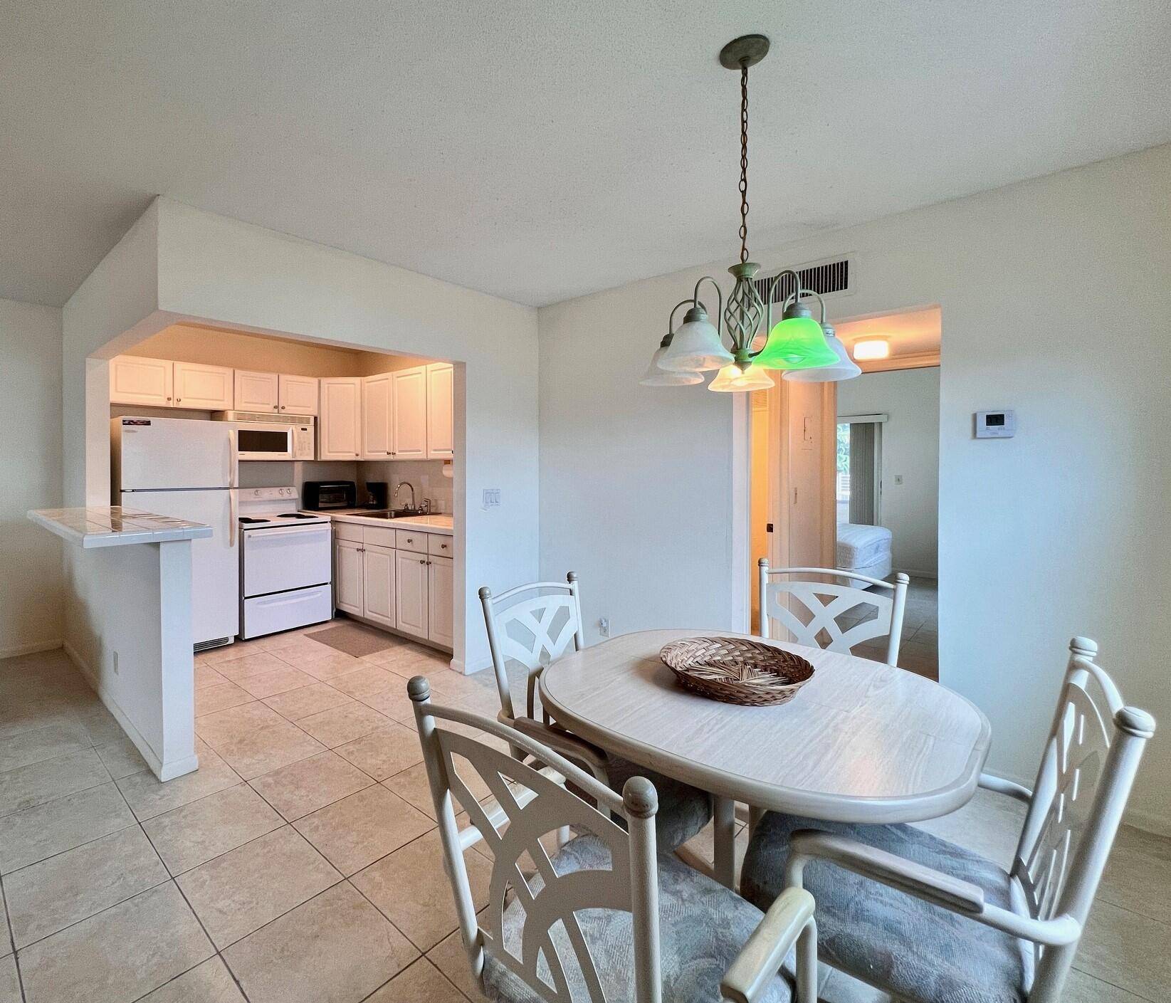 Lovely, Bright, and PET FRIENDLY in 55 Century Village !