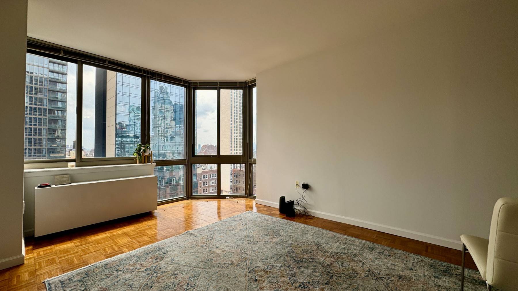Sunny high floor unit with floor to ceiling windows and amazing light.
