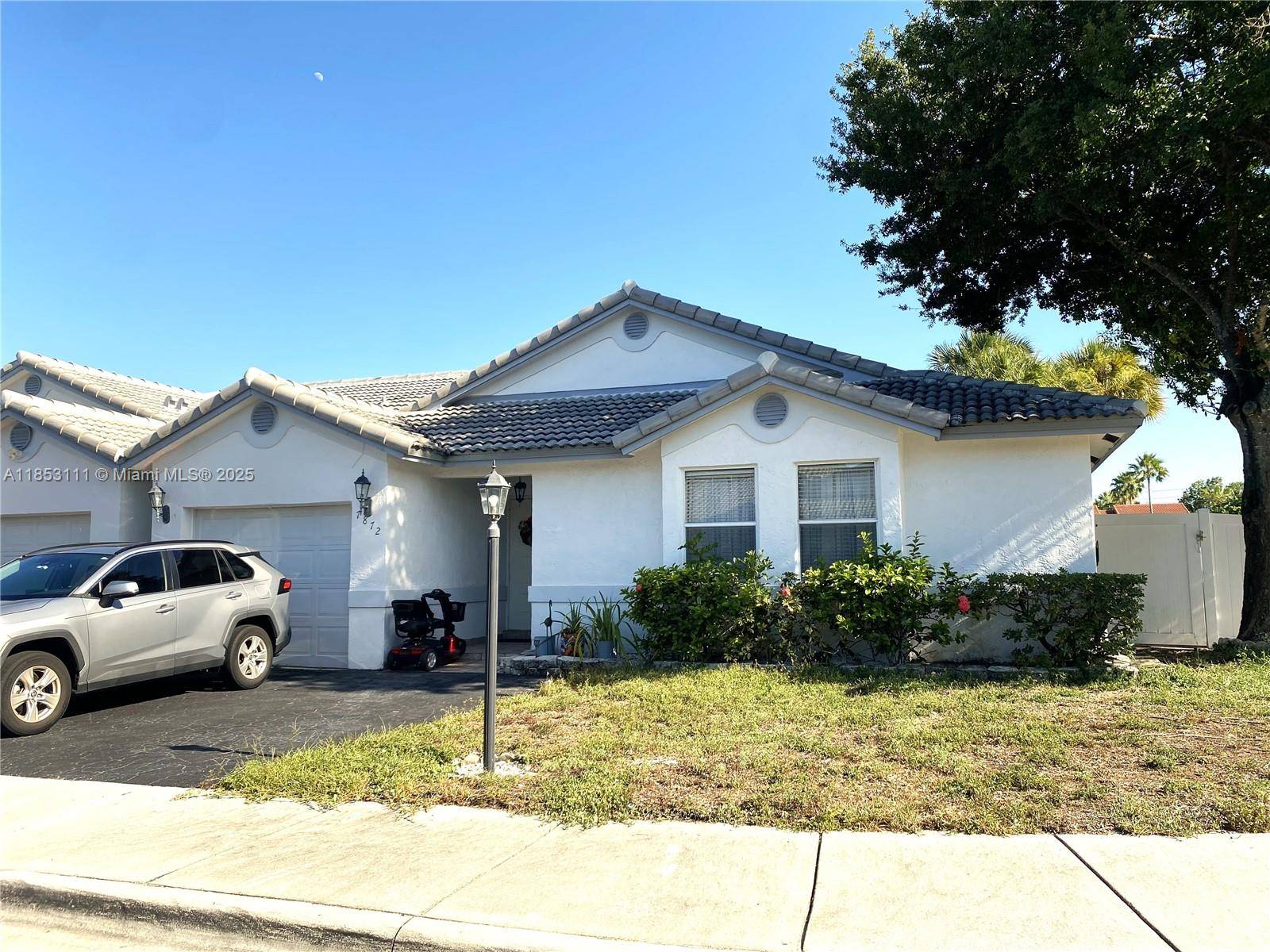 Charming 3 bedrooms and 2 bathrooms corner Home with a Den Office in a quiet community, waterfront, very spacious with 1485 sqf, featuring a new roof and new fence, this ...