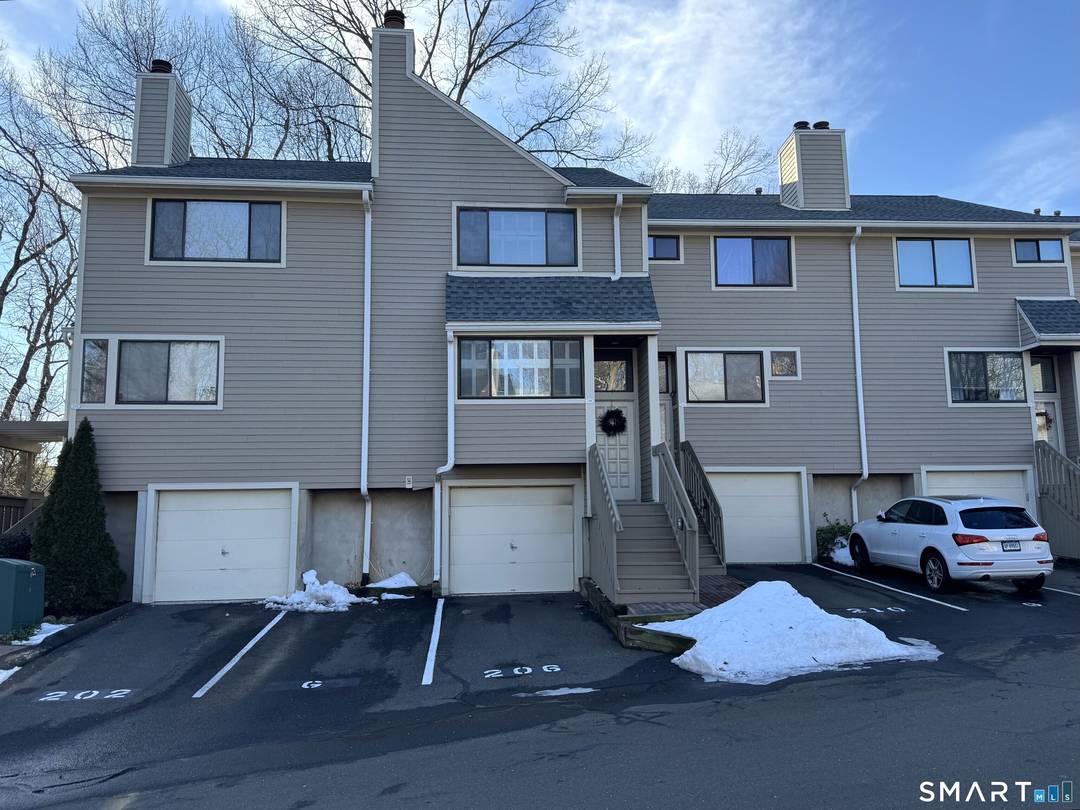 Welcome to Your Ideal Fairfield County Townhouse !