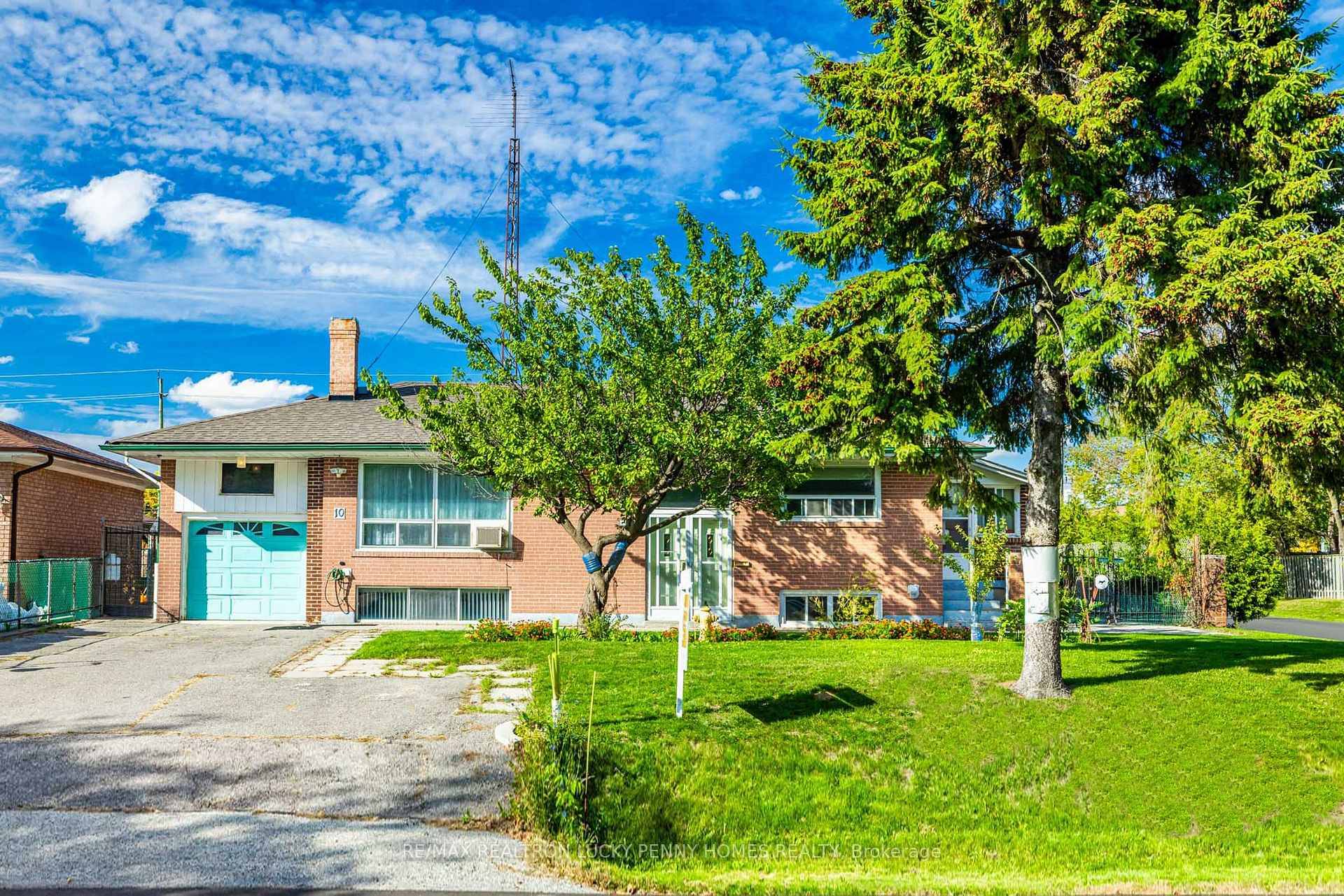 Pride Of Ownership. Beautiful Raised Bungalow With Separate Entrance To Basement On Huge Premium Lot Located In Sought After Bullock Area !