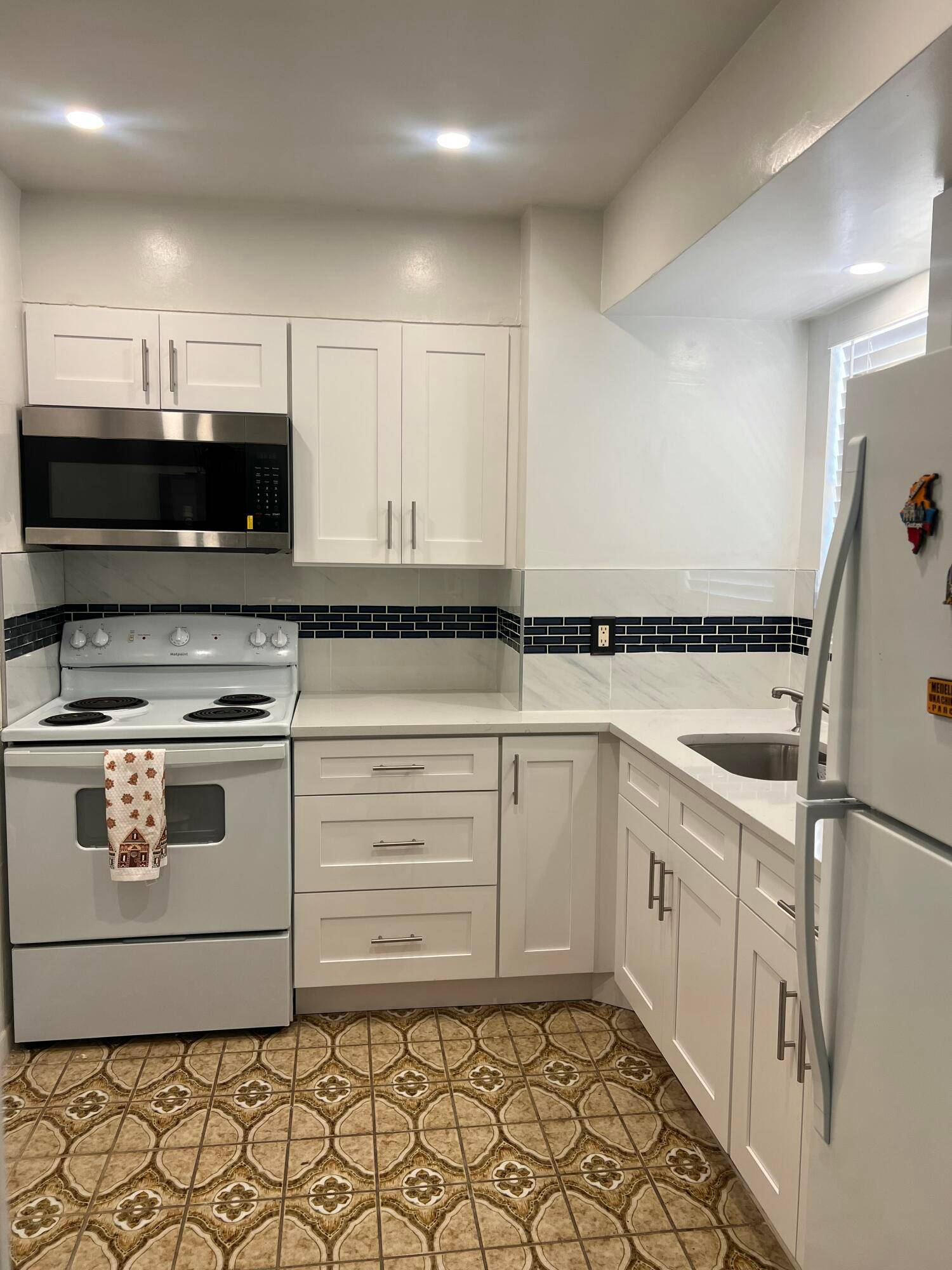 ALL AGES BUILDING, BRIGTH APARTMENT, REMODELED KITCHEN, SPACIOUS BEDROOMS, 2 FULL BATHROOMS, TONE OF CLOSETS, A C 2024, PERFECT FOR A FIRST TIME HOMEBUYER.