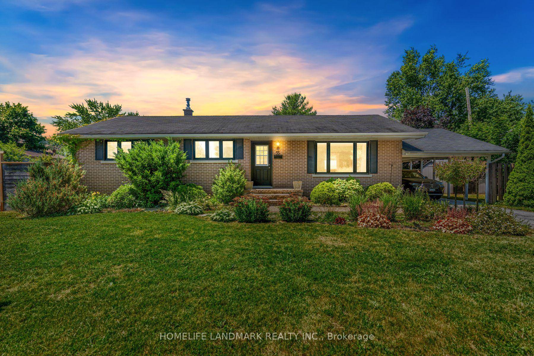 Move In Ready Detached Home in a Prime Location !