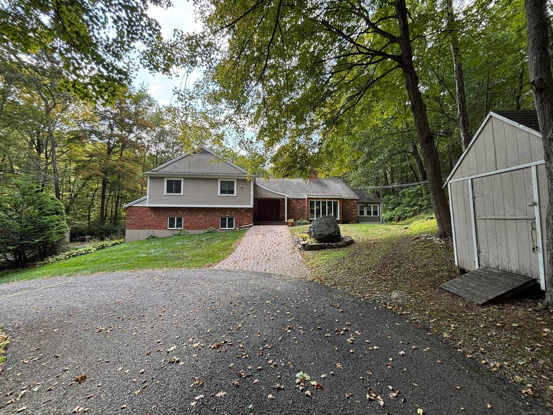 Discover your tranquil retreat at 80 Pine Hollow Drive !