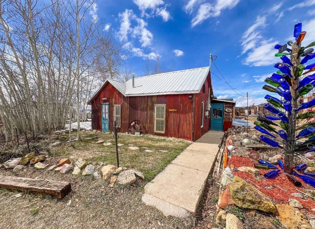 Welcome to your own piece of mountain charm in downtown Leadville !