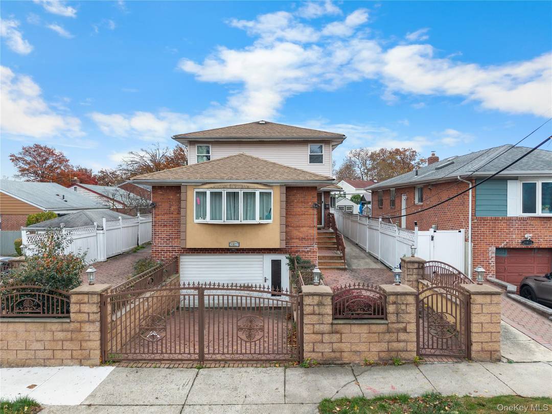 Classic And Beautiful House In Center Of Bayside, Close to Bay Terrace Shopping Mall.