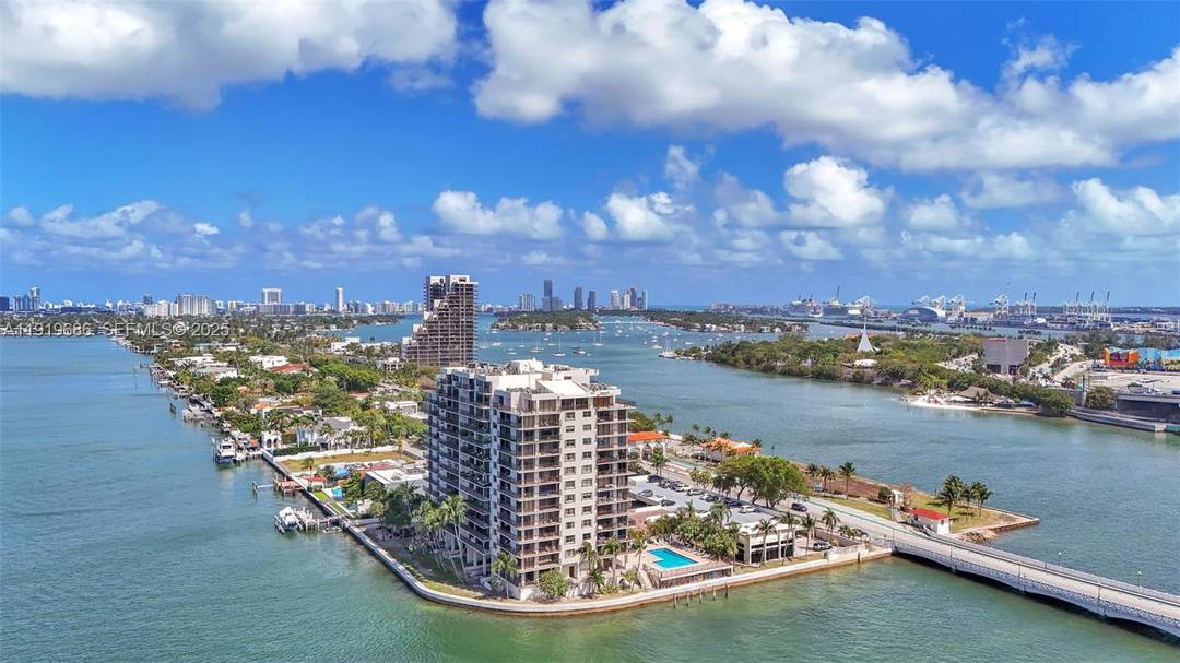 Experience waterfront living on the exclusive Venetian Islands !