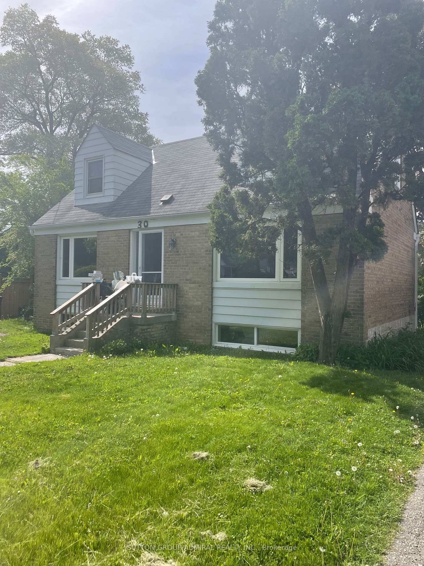 Spacious Home in a Quiet, Family Friendly Neighbourhood !