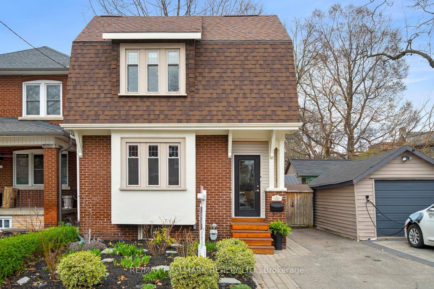 Welcome to Woodlee ! Where charm, character and comfort collide.
