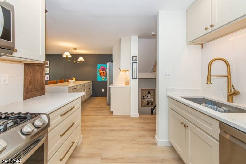 Welcome to Franklin Corners, an ideal townhouse community located in the heart of Morristown.