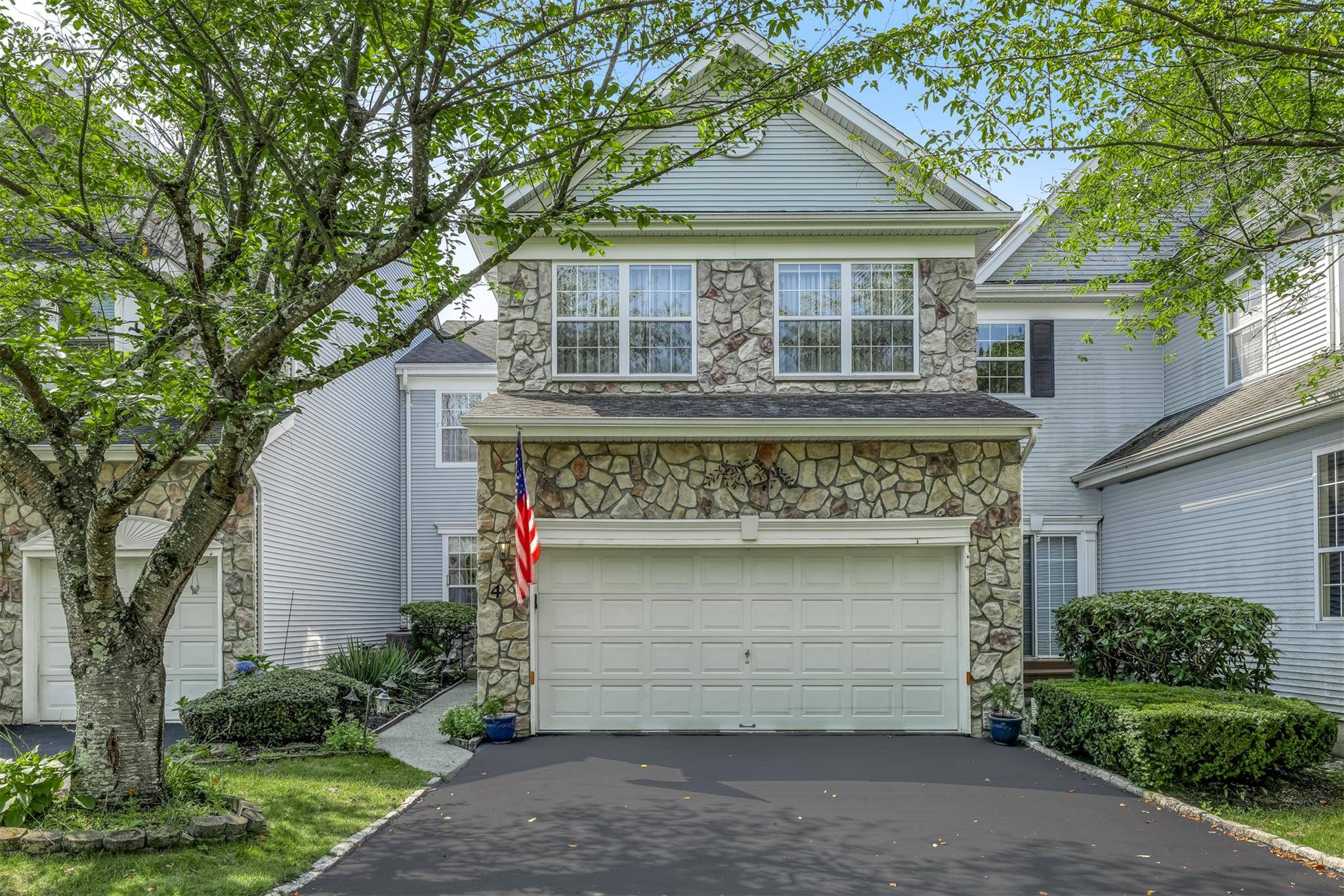 Welcome to this spacious and elegant townhouse located in the highly sought after community of the Woodlands At Tuxedo.