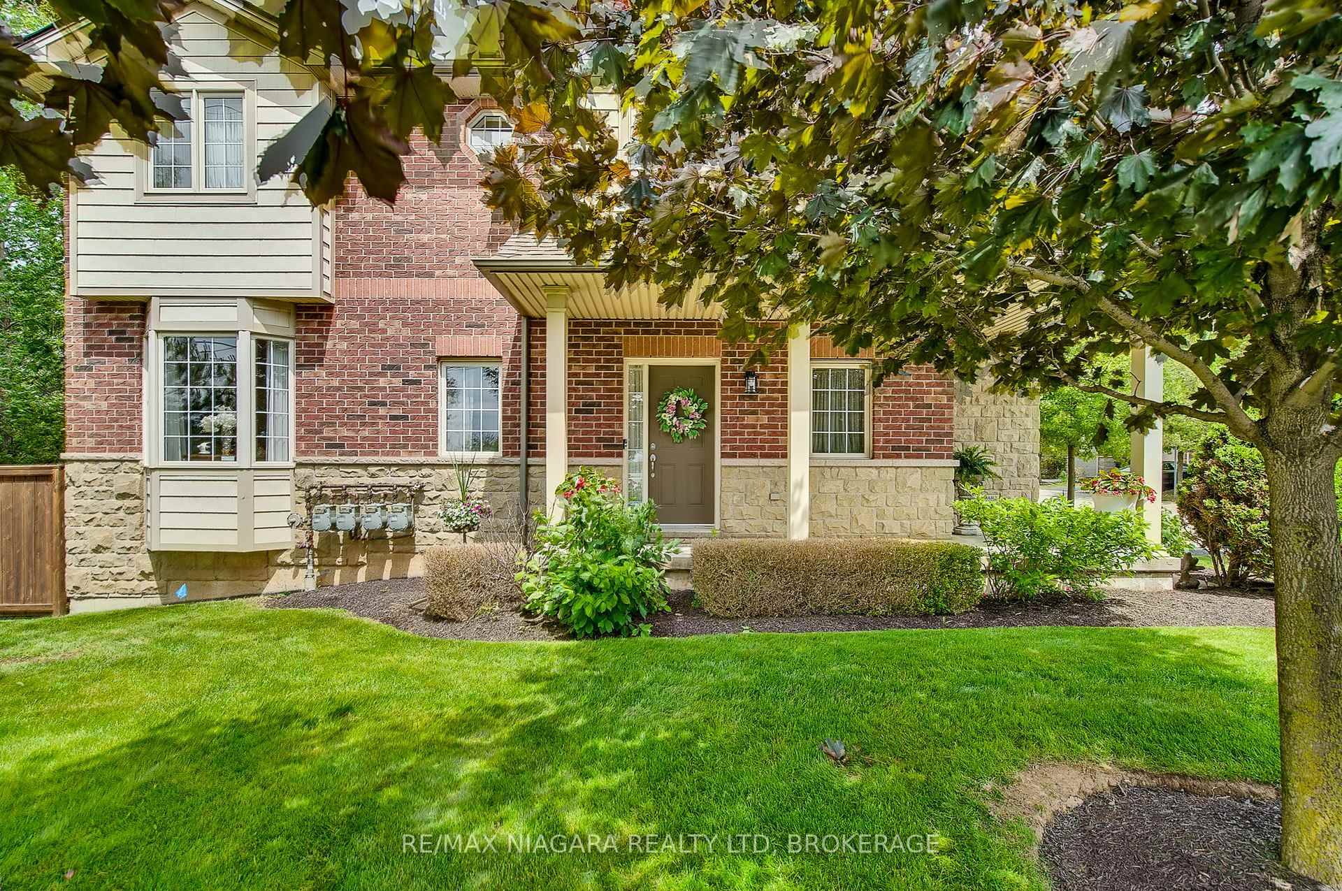 Stunning 3 Bedroom 3 Bathroom END Unit Executive Townhome in Desirable Ancaster.