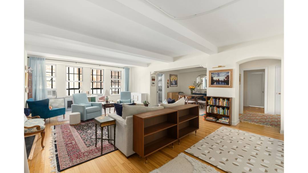 Welcome to this quintessential 1, 200 square foot one bedroom at the iconic Parc Vendome.