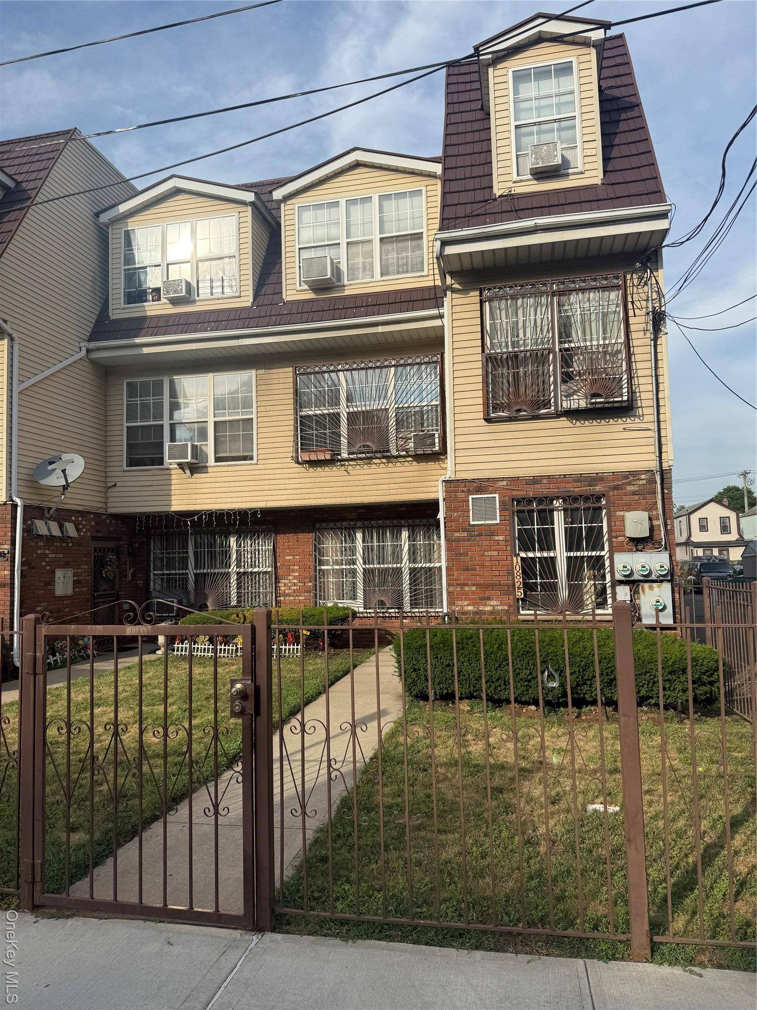 Bright and move in ready with 2 spacious bedrooms, 1 bath, and an open living area.