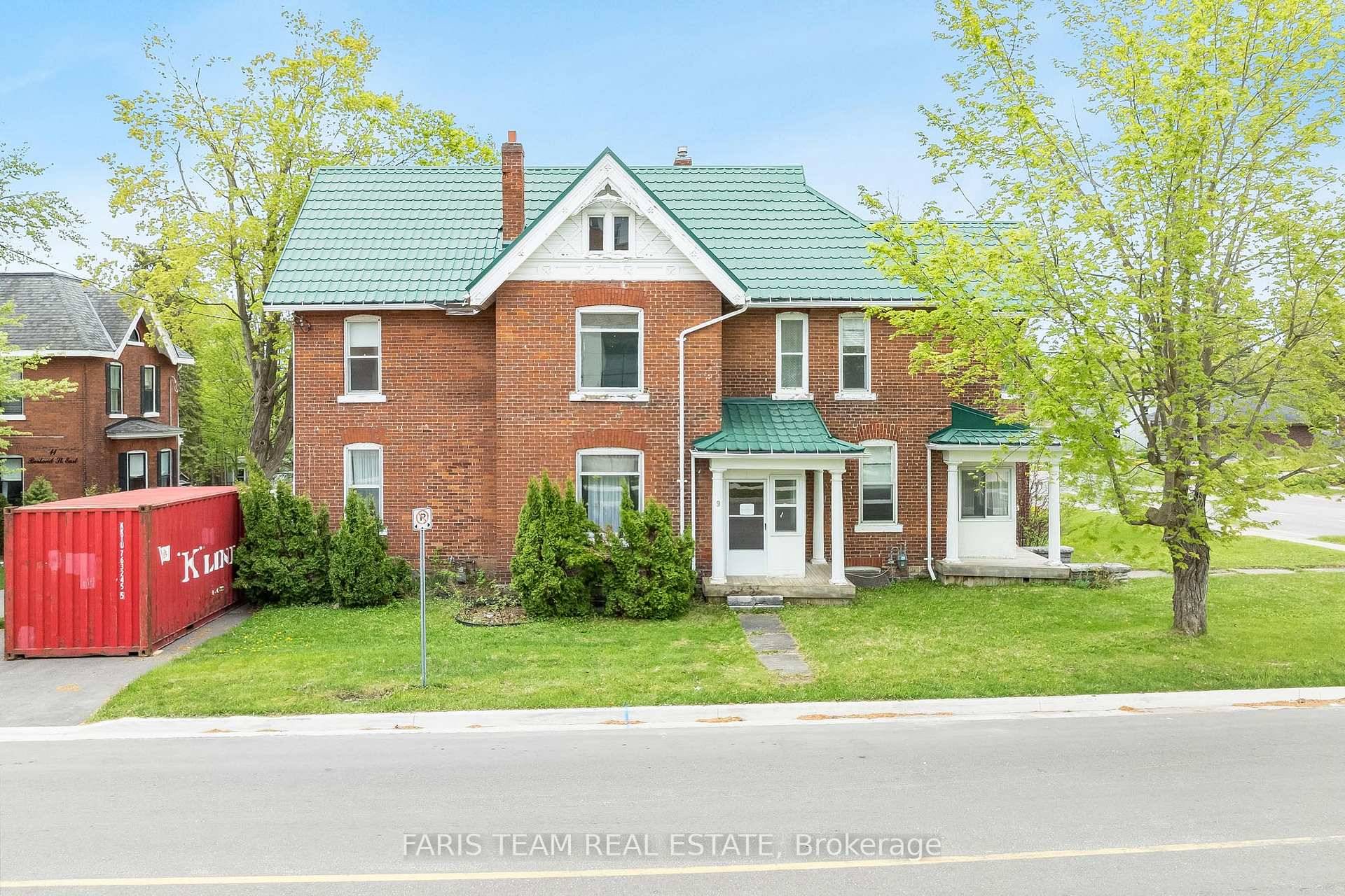 Top 5 Reasons You Will Love This Home 1 Nestled in Orillia's desirable West Ward, this prime location offers quick access to major commuter routes and everyday conveniences 2 Hosting ...