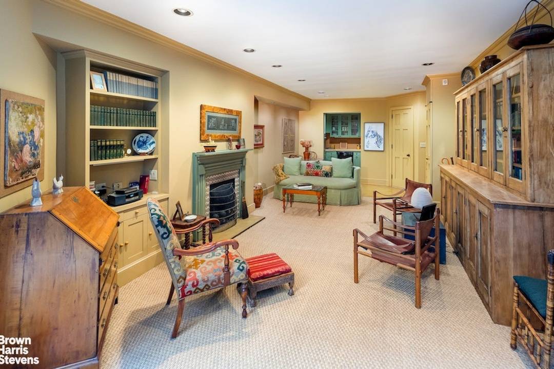 Welcome to an extraordinary ground floor townhouse apartment with a private landscaped garden.