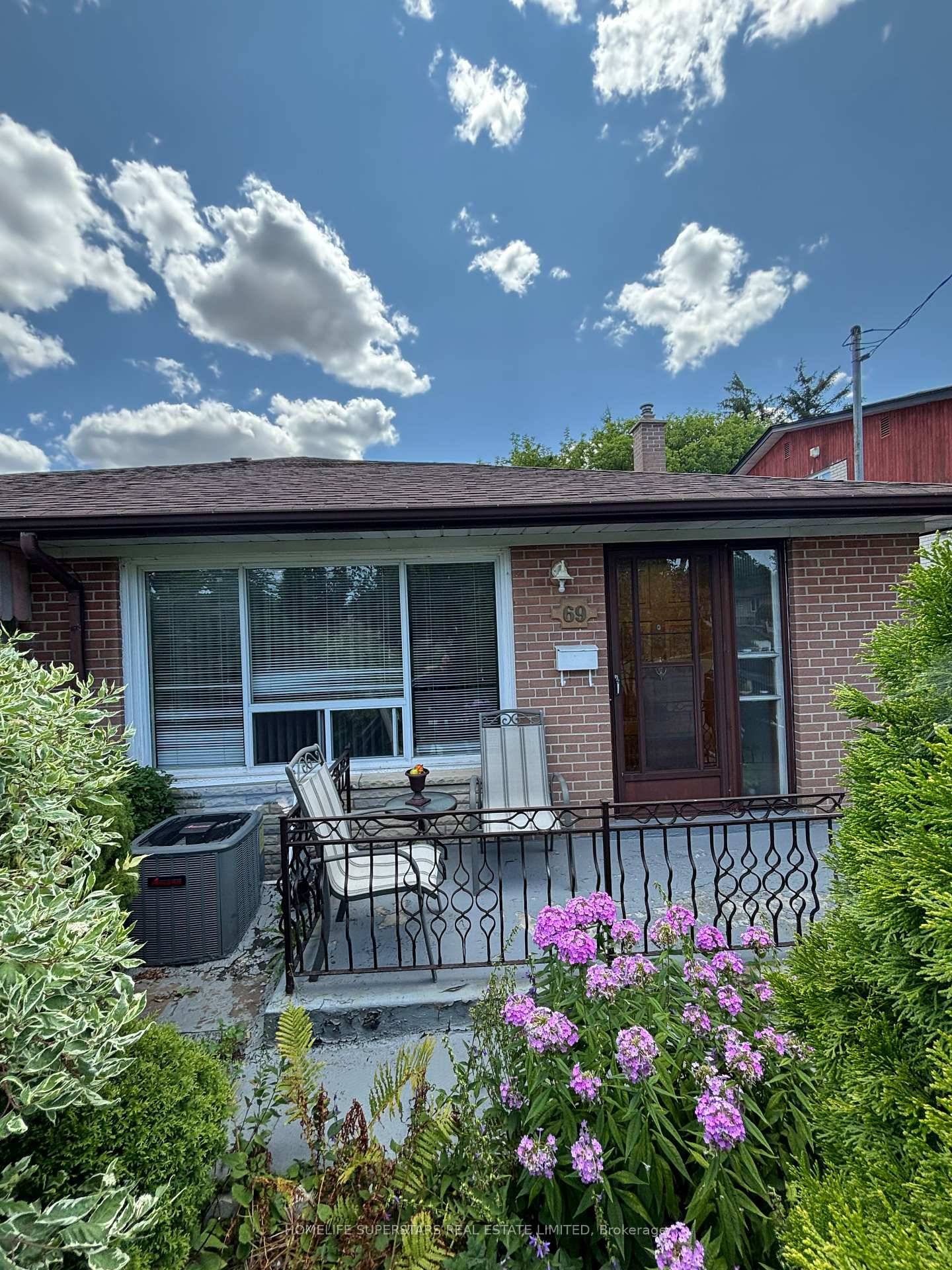 Bright, Spacious amp ; Immaculately Maintained Semi Backsplit in a Prime Family Neighbourhood.