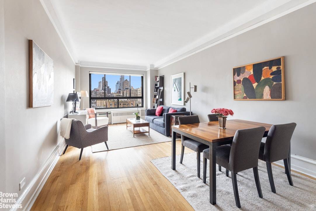 A rare opportunity to own a perfectly situated 2 bedroom 2 bathroom home with stunning southern light and panoramic views of the Manhattan skyline from every room.