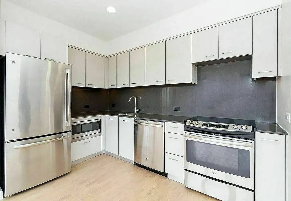Large West Facing One Bedroom on the 4th Floor Available for Immediate Move InLeasebreakApartment Features Modern Kitchen with Quartz Countertops Stainless Steel Appliances Full Sized Dishwasher Built In Microwave Washer ...