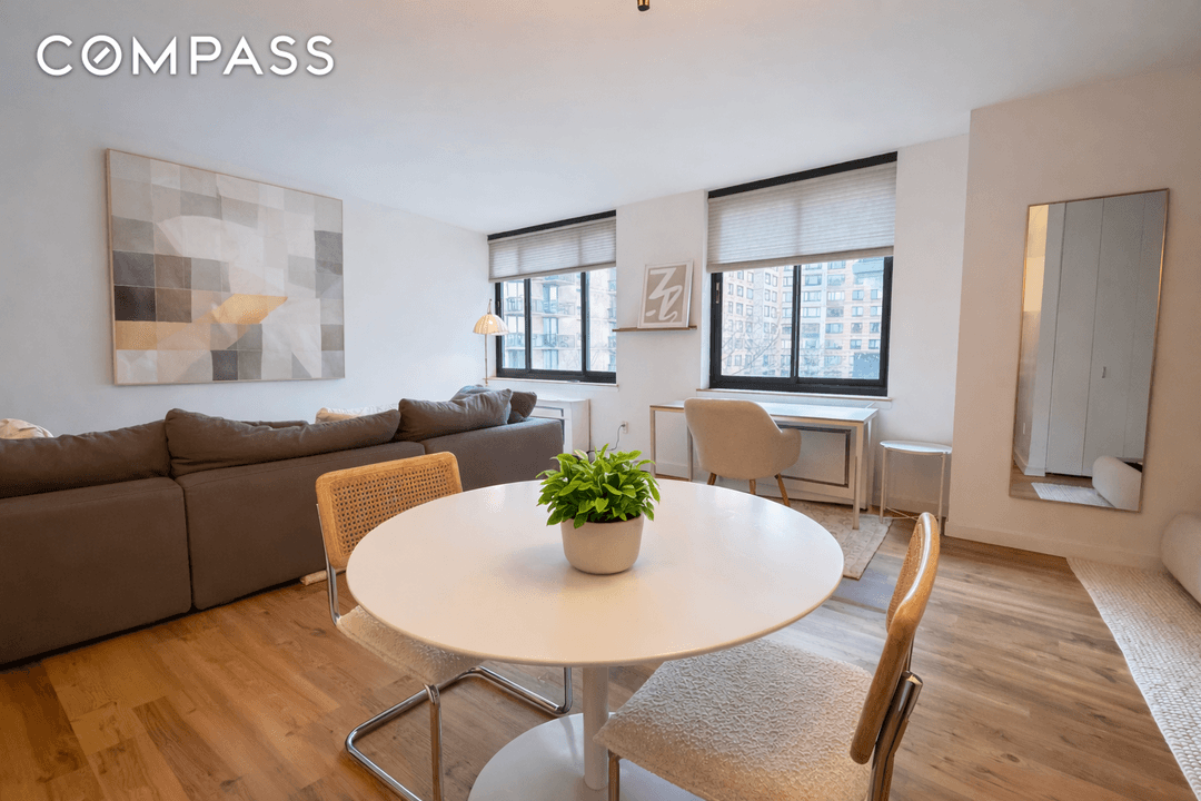 This extra large alcove studio approx.