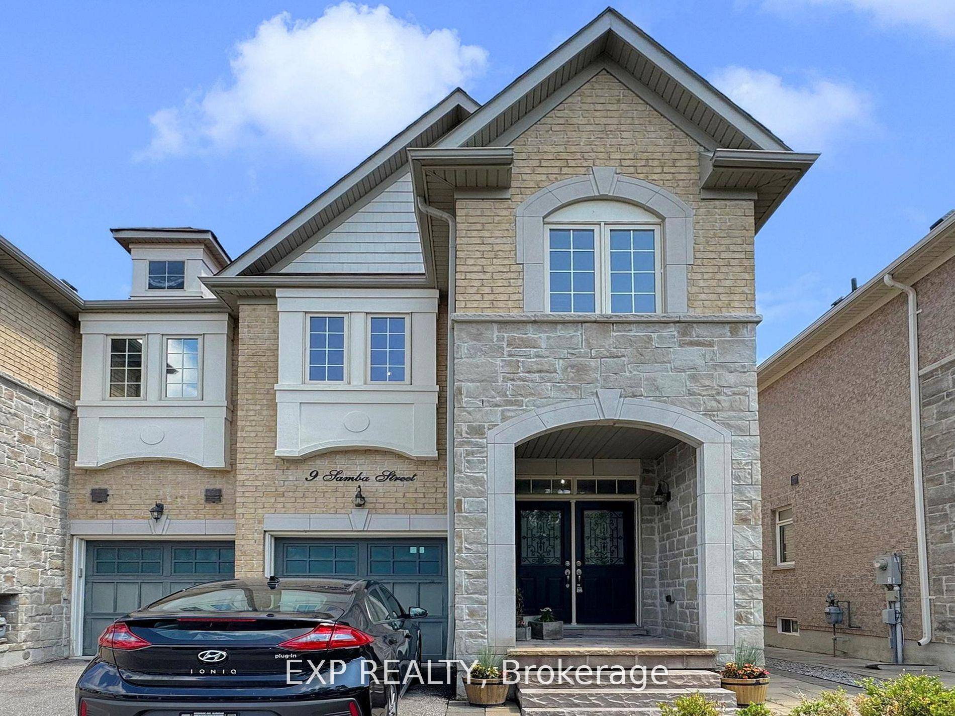 Don't miss this Beautiful and specious 3 BR, 4 Bath end unit home like a semi detached in the heart of Oak Ridges.