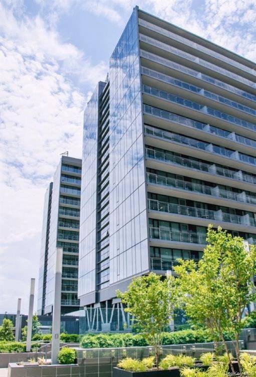 LUXURY LIVING IN FLUSHING !