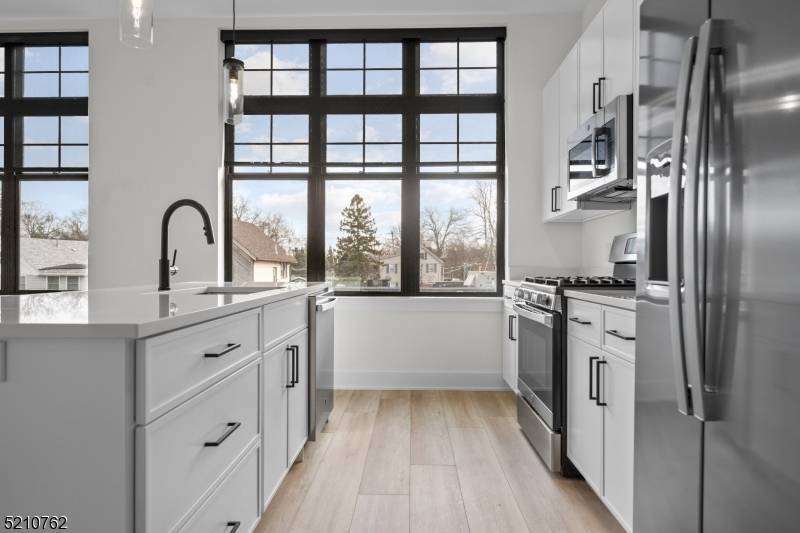 BRAND NEW CONSTRUCTION LUXURY BUILDING !