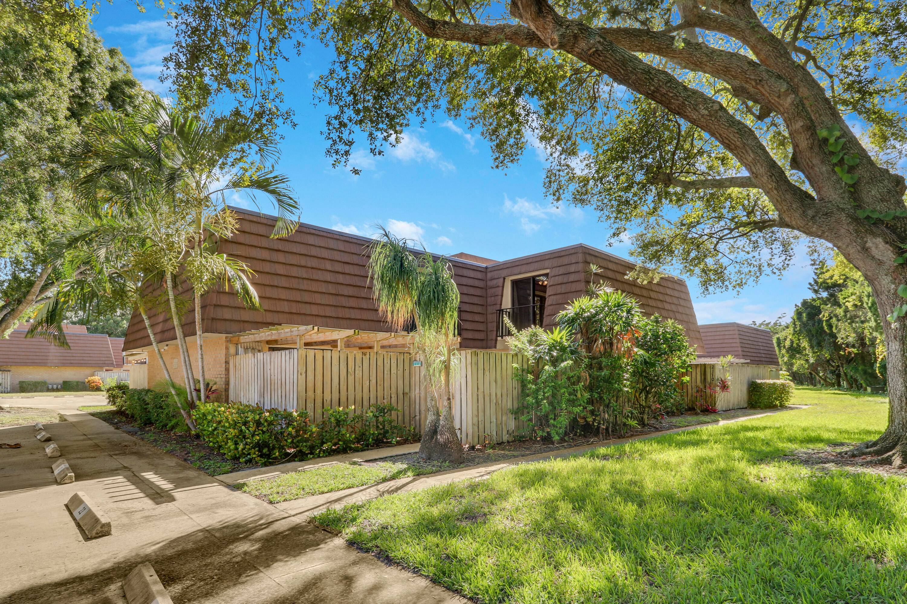 COMPLETELY UPDATED and NEW ROOF Take a look at this spacious townhouse in Gardens Lakes.