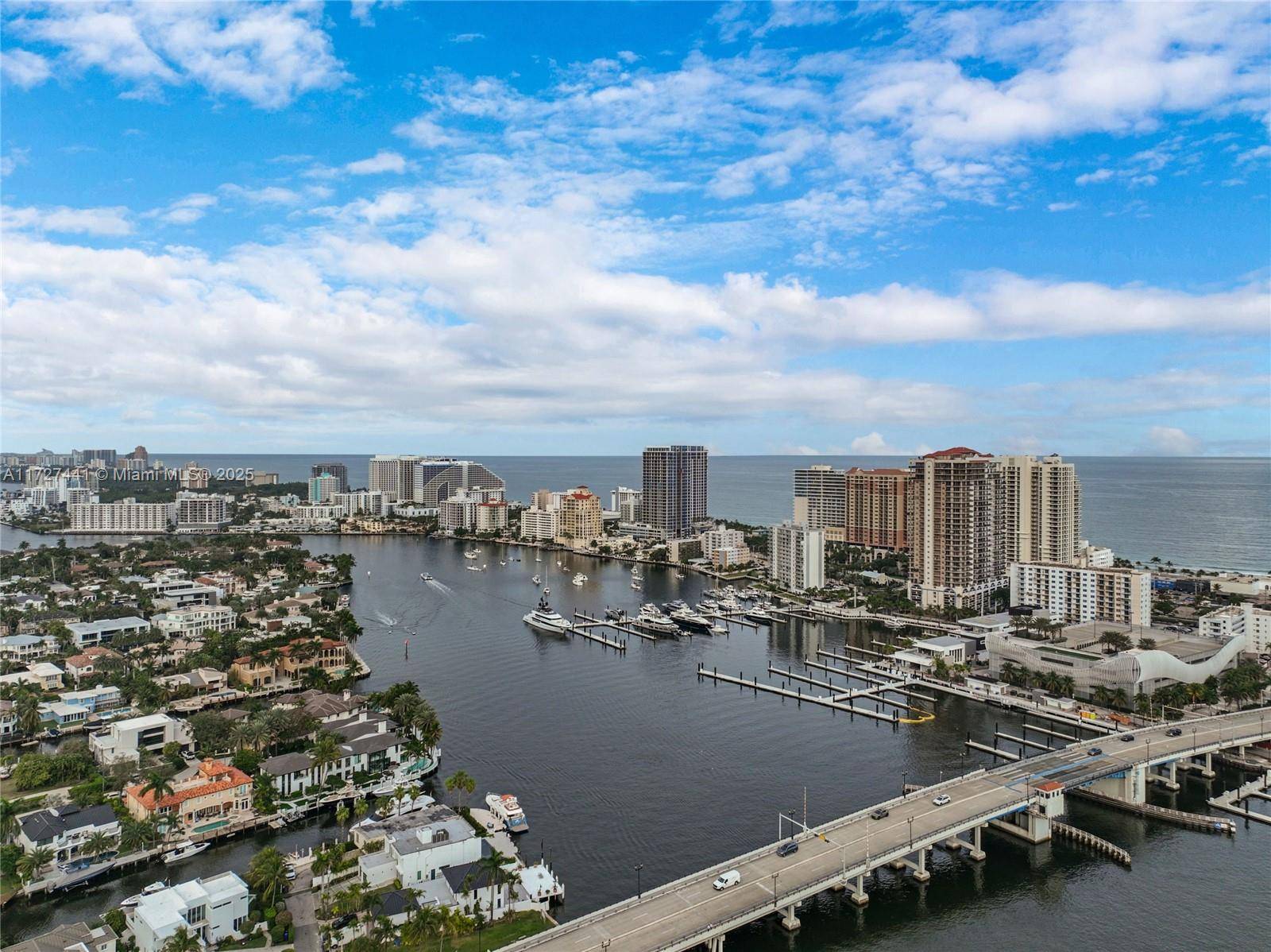 BEAUTIFUL APARTMENT WITH SPECTACULAR PANORAMIC VIEWS OF THE OCEAN.