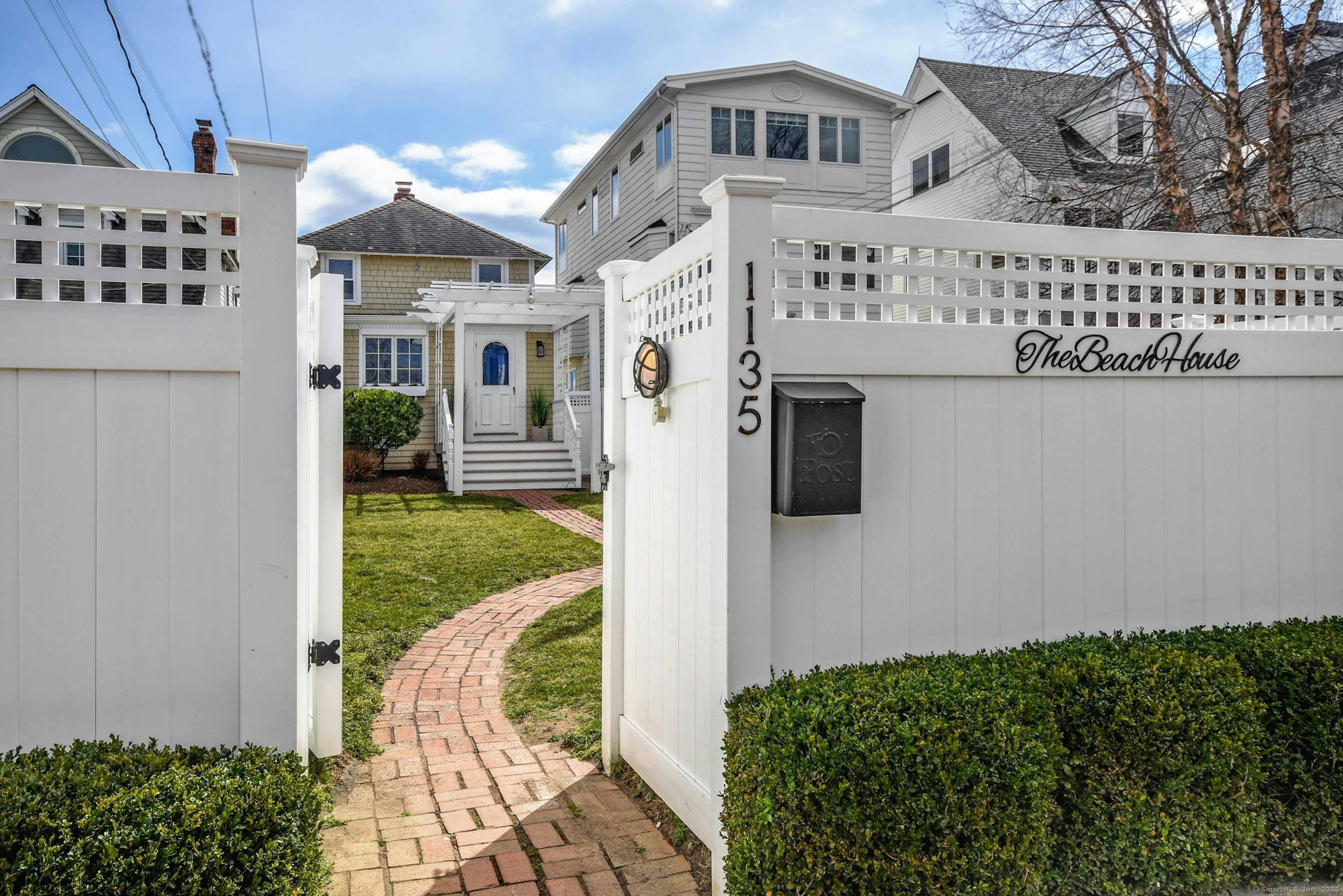 Welcome to Fairfield Beach, available as a student rental from October 1, 2025, to May 25, 2026.