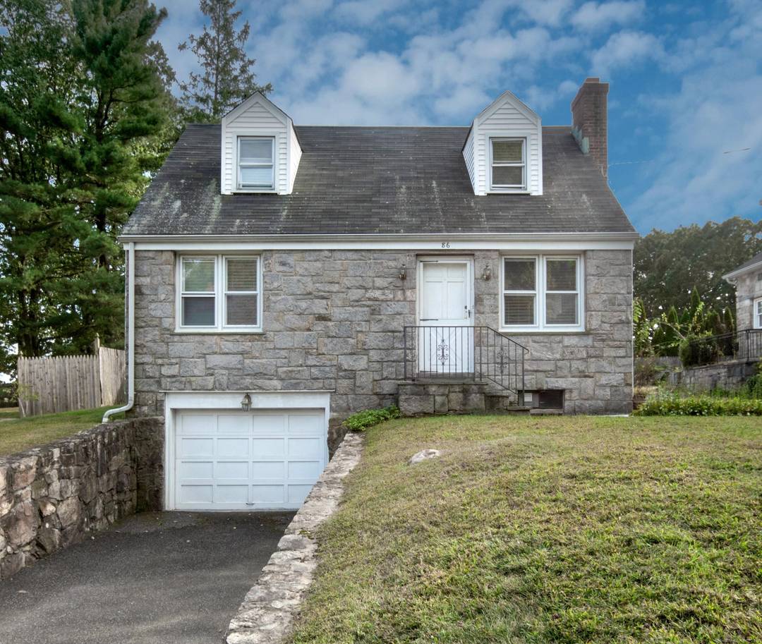 Short term rental to March 2026 This 3BR, 2BA cape is conveniently located to the train Noroton Heights, Darien Commons shops and restaurants, the park, playground, library, and just a ...