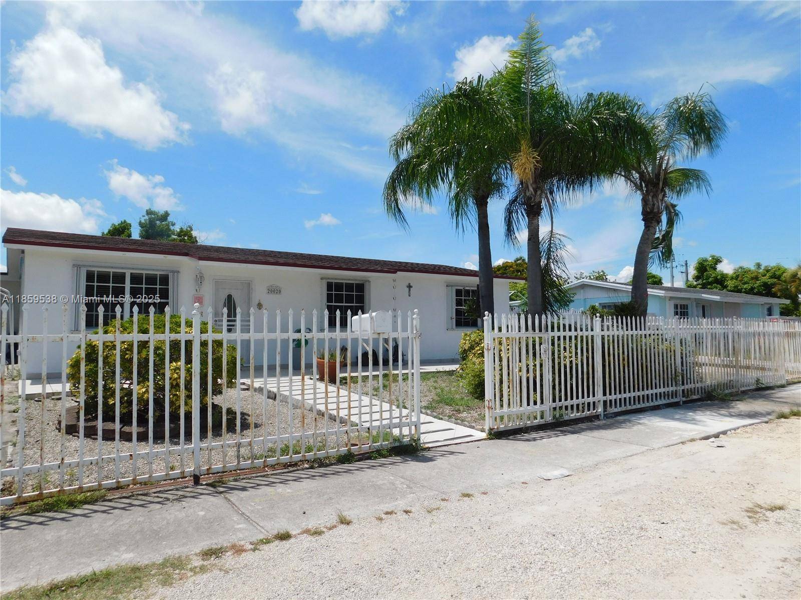 Beautiful single family home located in South Miami Heights !