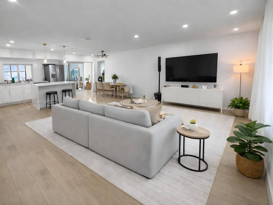 Cozy, Fully Remodeled Rental in Hollywood Hills Turnkey amp ; Move In Ready !