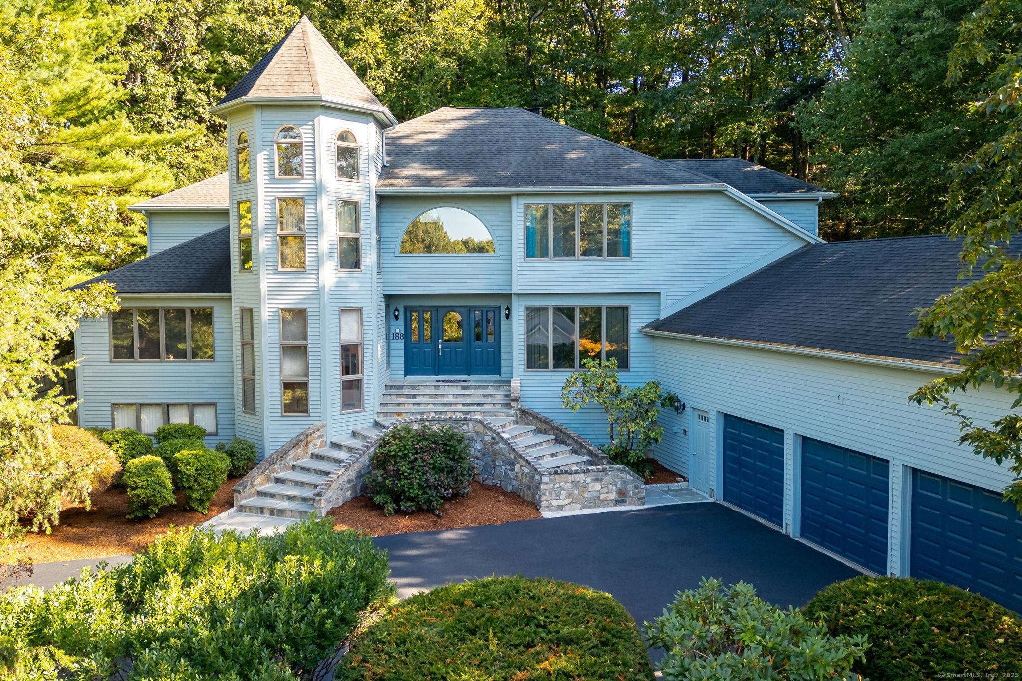 THIS MAGNIFICENT HOME GRACED THE COVER OF HOME DESIGNS MAGAZINE WHEN IT WAS BUILT !