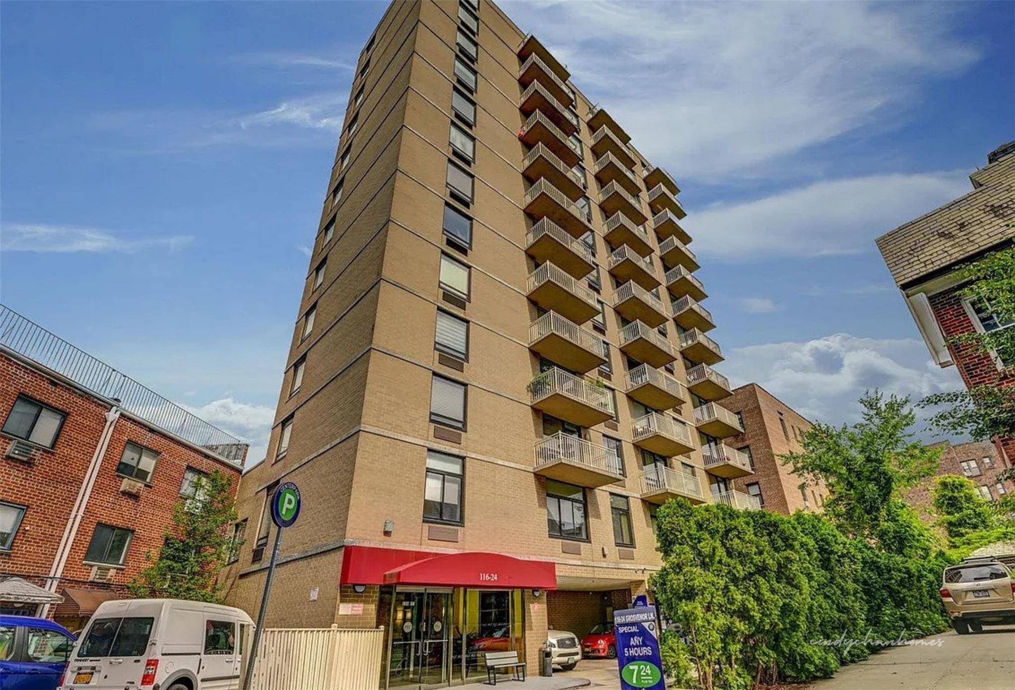 Breakfast with a view takes on new meaning in this stylish and sunlit 2 bedroom, 2 bath condo in the heart of Kew Gardens.