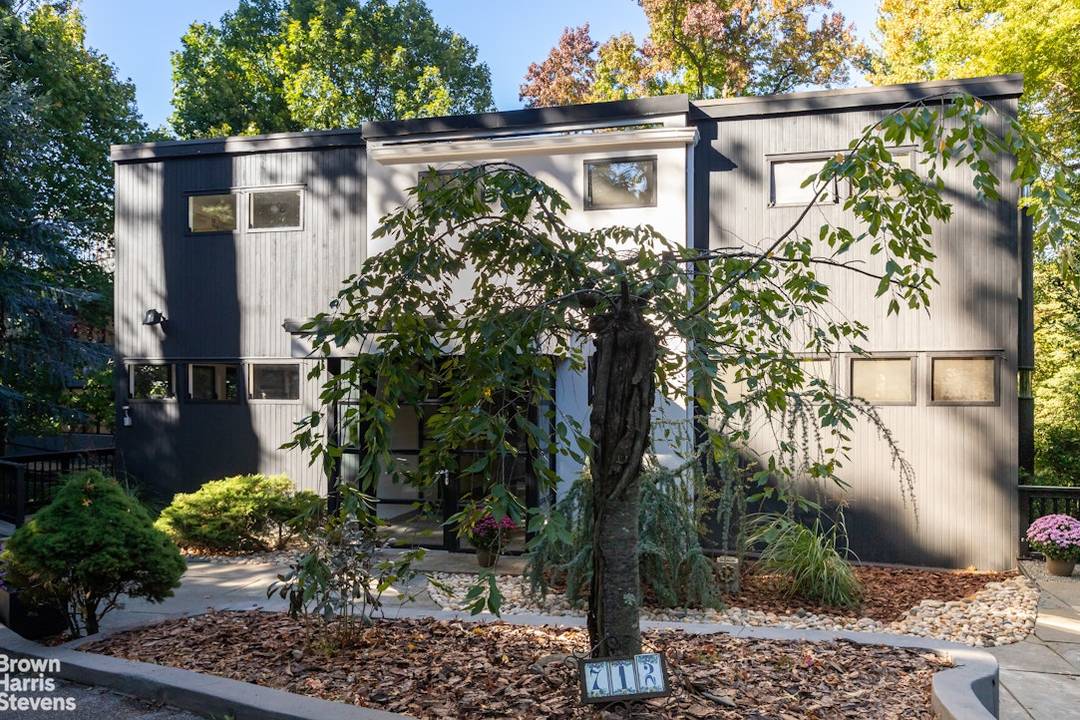Modern Architectural Masterpiece in Riverdale's Prestigious Estate Section Experience the perfect harmony of modern design, luxury, and tranquility in this one of a kind contemporary residence, set within a private ...
