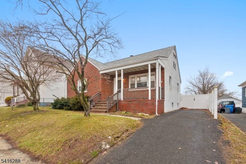 Let's welcome this 4 bedroom, 1.