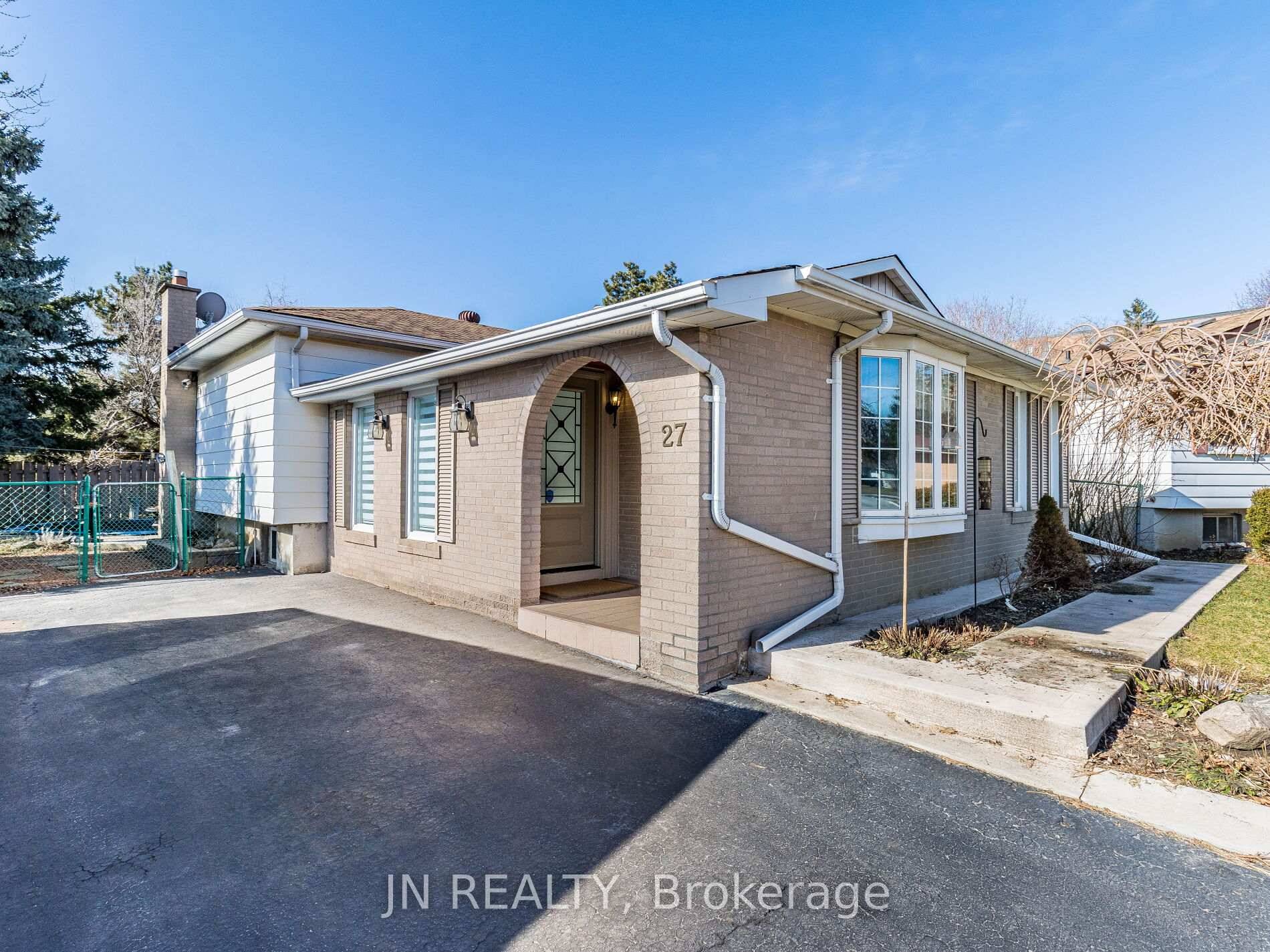 Discover your dream home in this beautiful detached backsplit on a premium lot !