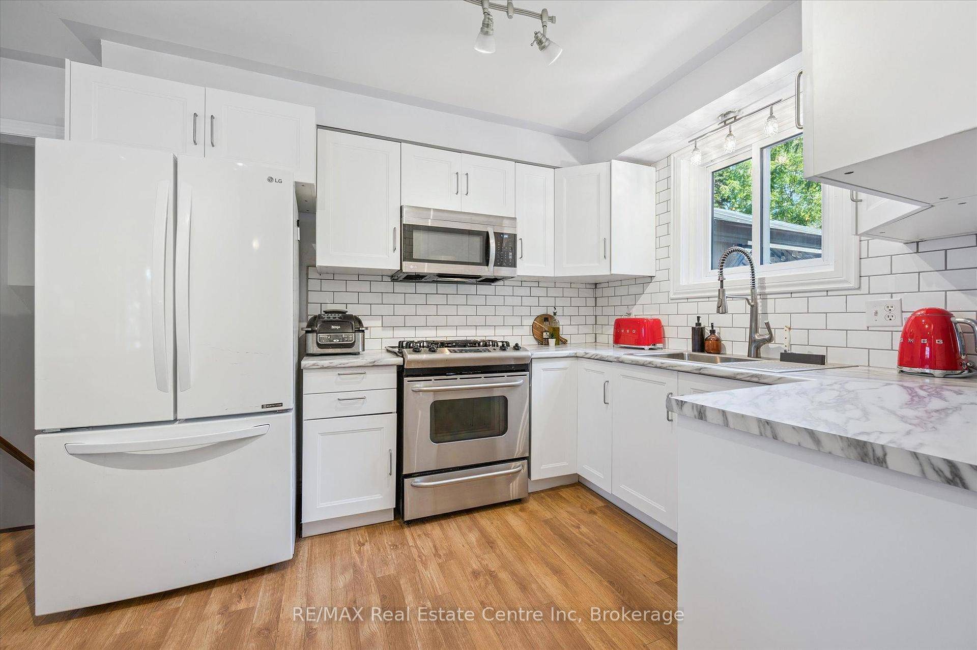 Charming amp ; move in ready 3 bdrm backsplit W fully finished bsmt on massive pool sized lot in quiet family friendly neighbourhood !