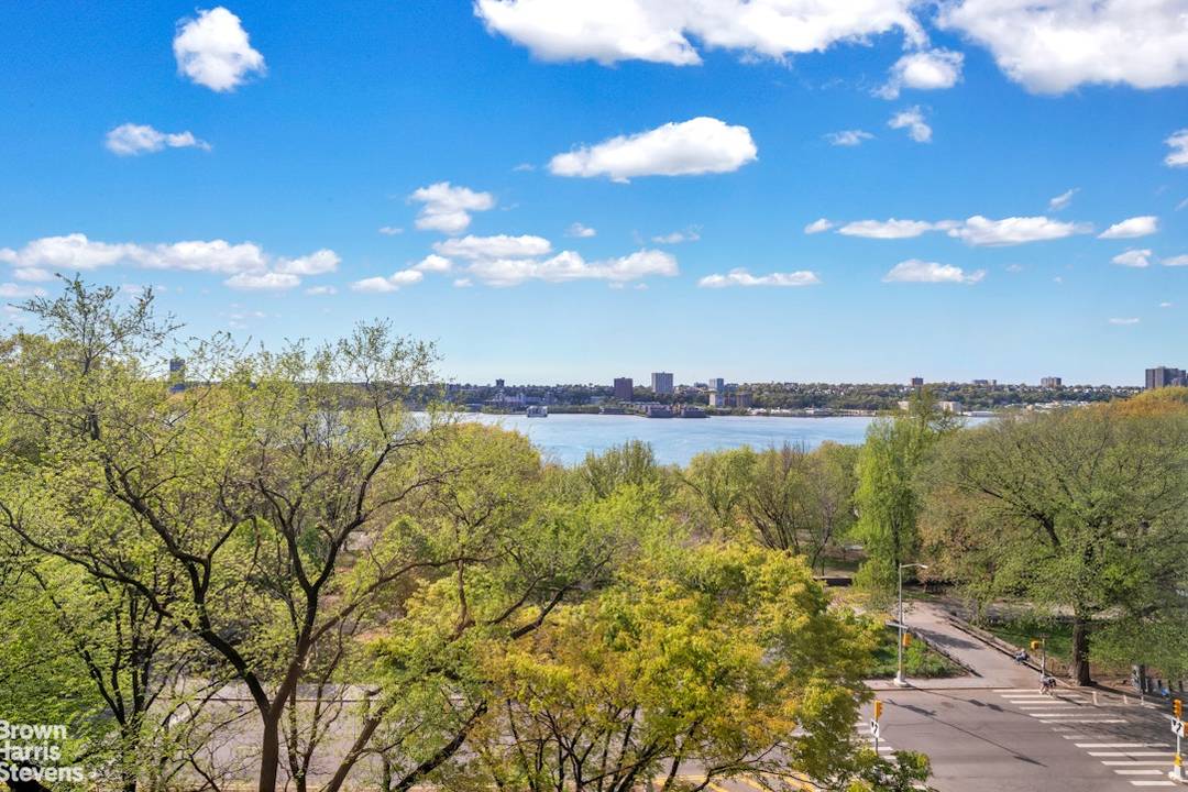 COVETED ONE BEDROOM WITH SPECTACULAR HUDSON RIVER VIEWS Ideally situated west facing apartment with treetop views of the Hudson River, this classic 1 bedroom, 1 bath residence masterfully blends pre ...