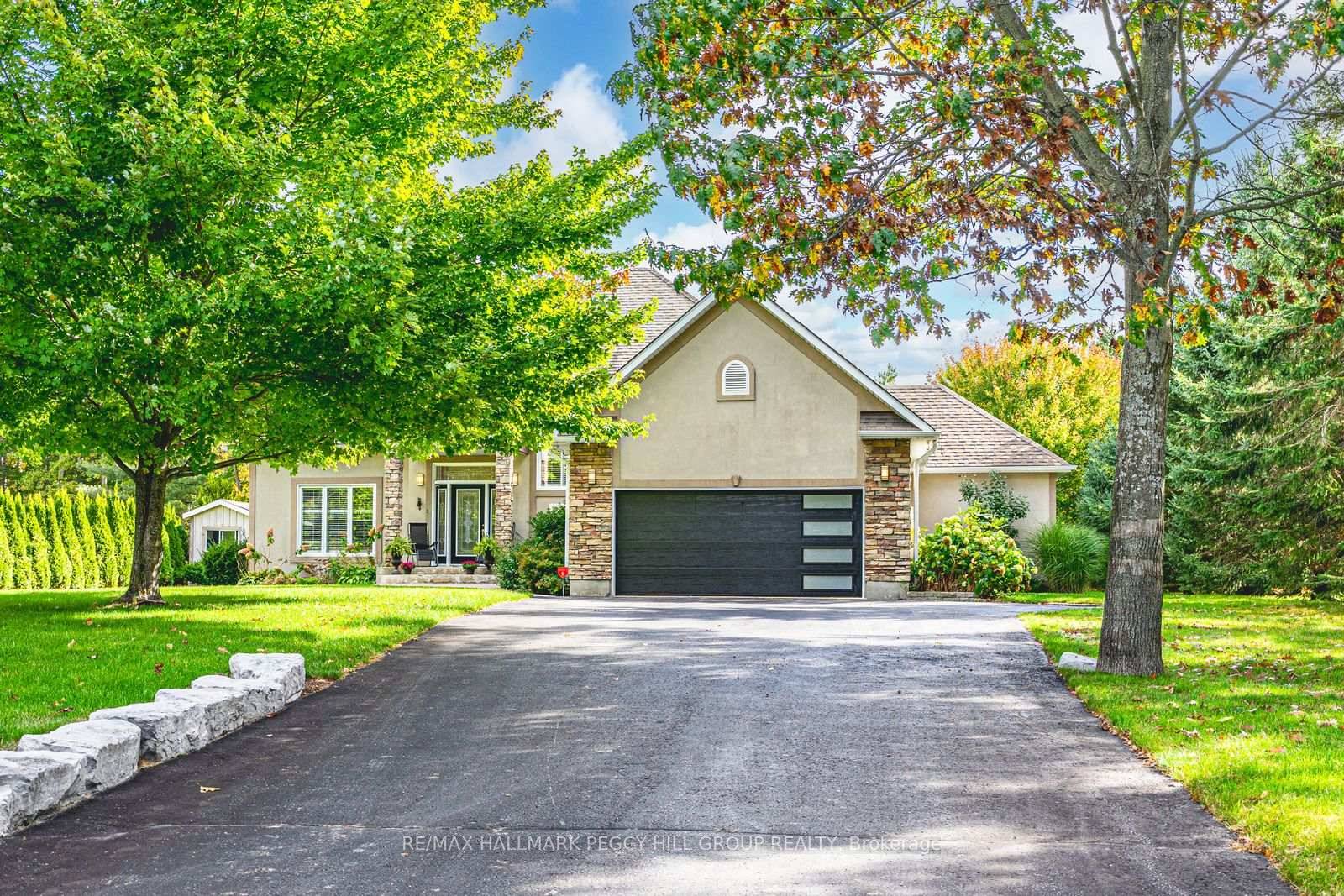 EXPERIENCE A SHOWSTOPPING ESCAPE WHERE MODERN ELEGANCE MEETS RESORT STYLE LIVING HEATED POOL, SAUNA, amp ; CHEF'S KITCHEN !