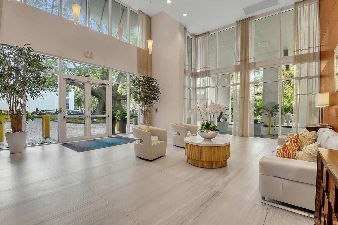 INVESTORS ! BEAUTIFUL 1BED 2BATH DEN WITH A 2 CAR SPACES.