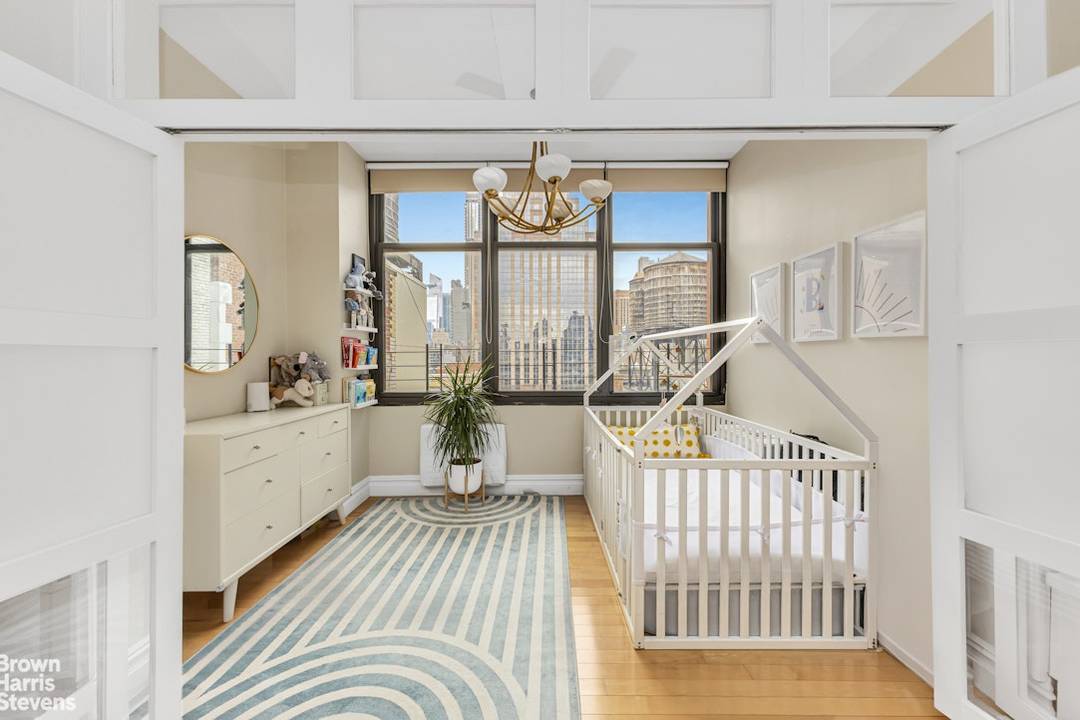 ALMOST NOMAD ! ABSOLUTELY FABULOUS LOFT STYLE 1 BEDROOM W 12FT CEILINGS FORMAL DINING Welcome to this fabulous 1 bedroom mint loft style home with soaring 12 foot ceilings and ...