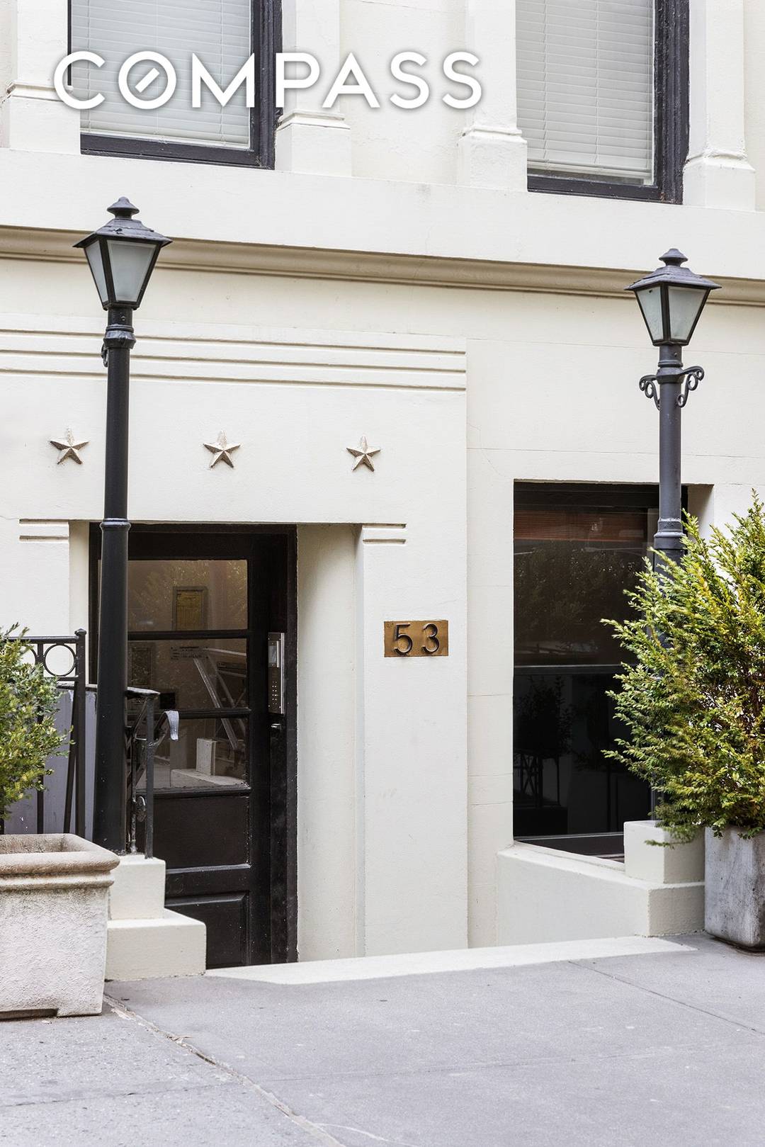 Located alongside one of Manhattan's most prestigious Park Avenue co operatives on a distinctive Upper East Side townhouse row, just 900ft from Central Park, this 20 foot wide, 5 story ...