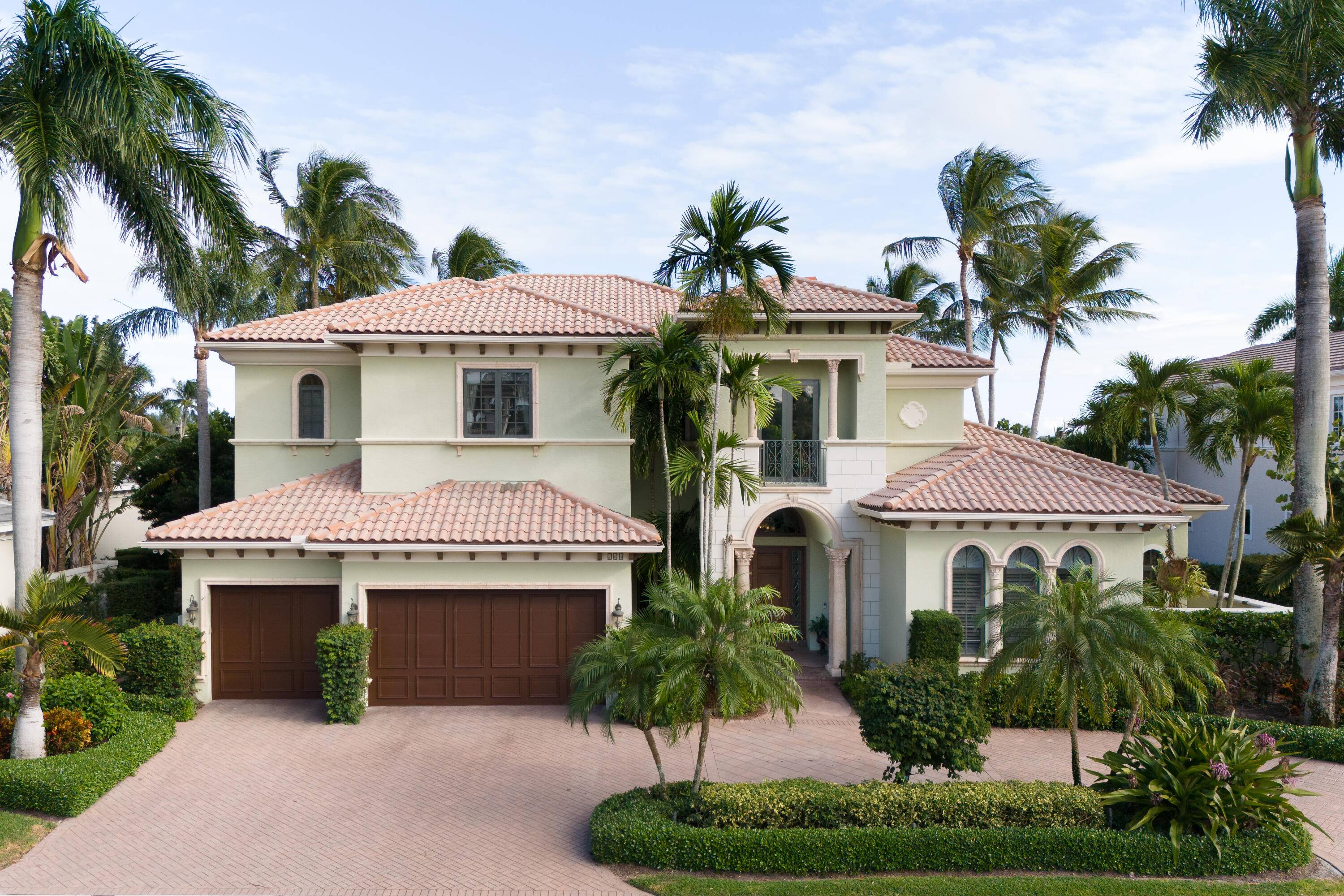 A boaters dream ! This lovely estate home has 100' of deep water frontage on a beautiful wide canal in the coveted gated community of Harbour Isles.
