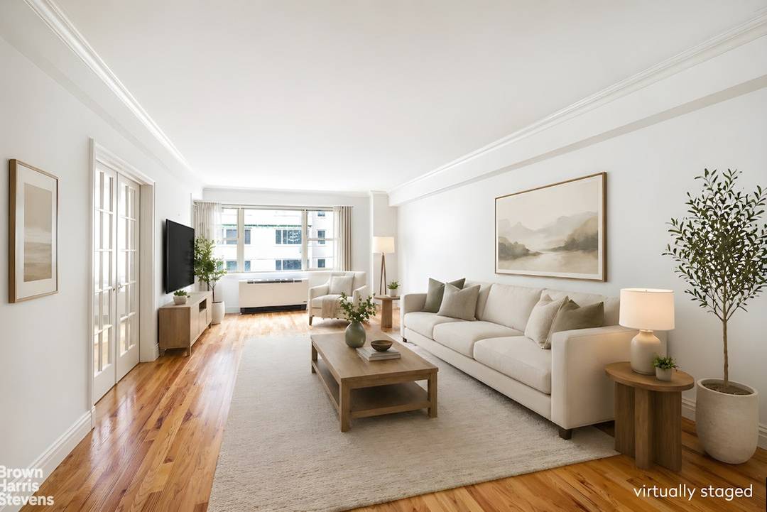 Spacious and elegant 1 bedroom home in excellent condition, ideally located on one of the city's most charming cul de sac blocks.